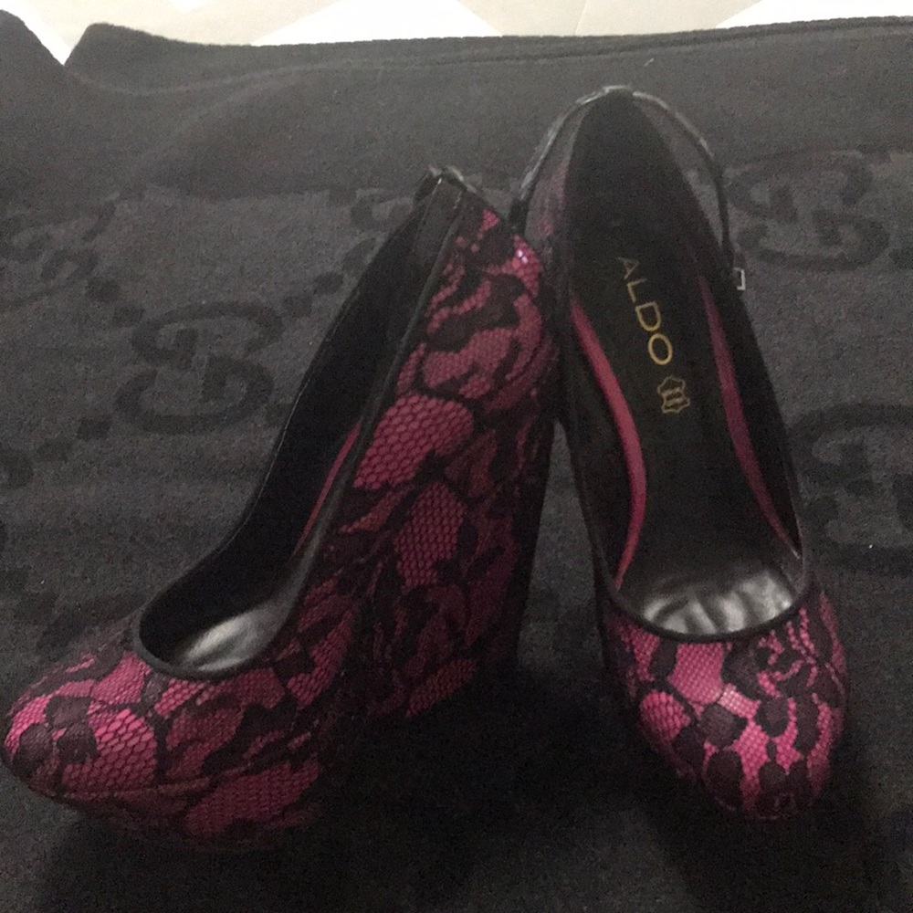 Fuchsia and lace wedges